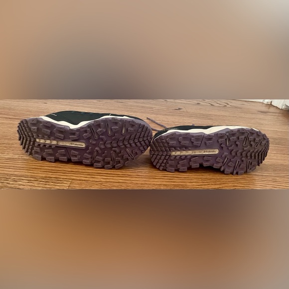 Columbia hiking sneakers like new! Size 5.5. Worn once. - Picture 4 of 5